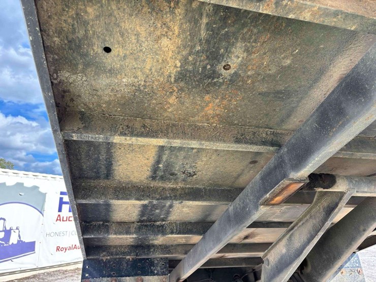 2012-freightliner-m2-106-image-41