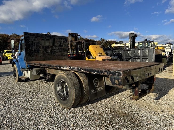 2007-freightliner-108sd-image-5