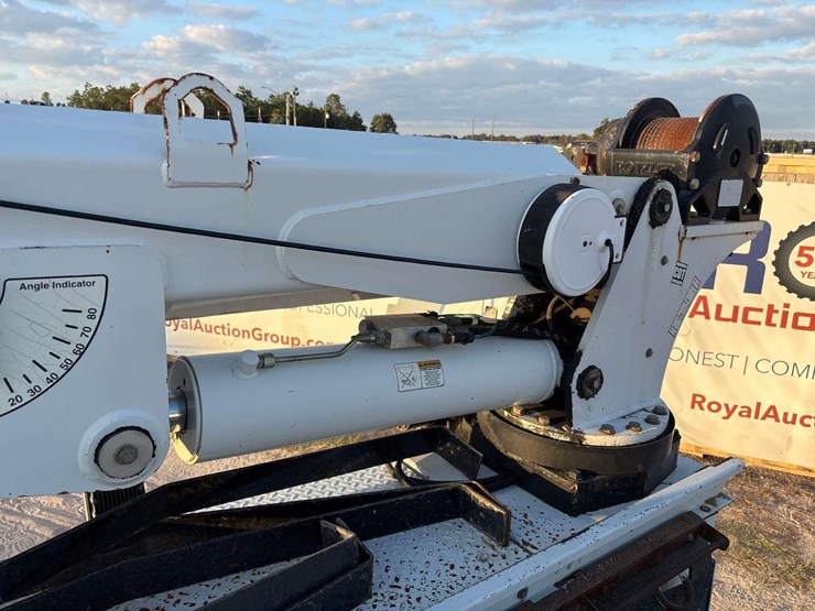 2013-freightliner-m2-106-image-12