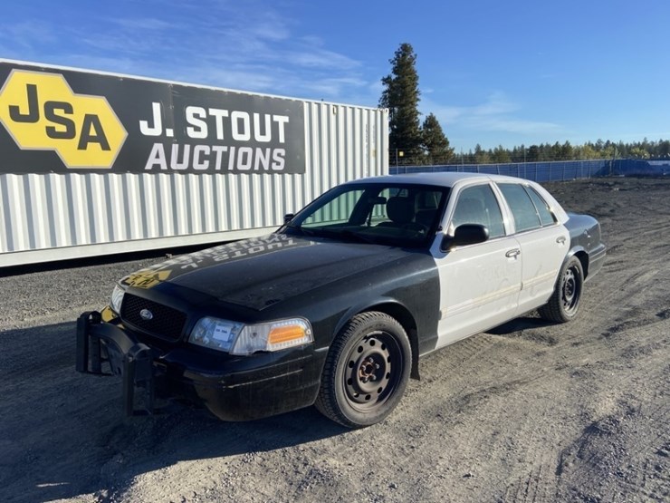 2011-ford-crown-victoria-sedan-image-1