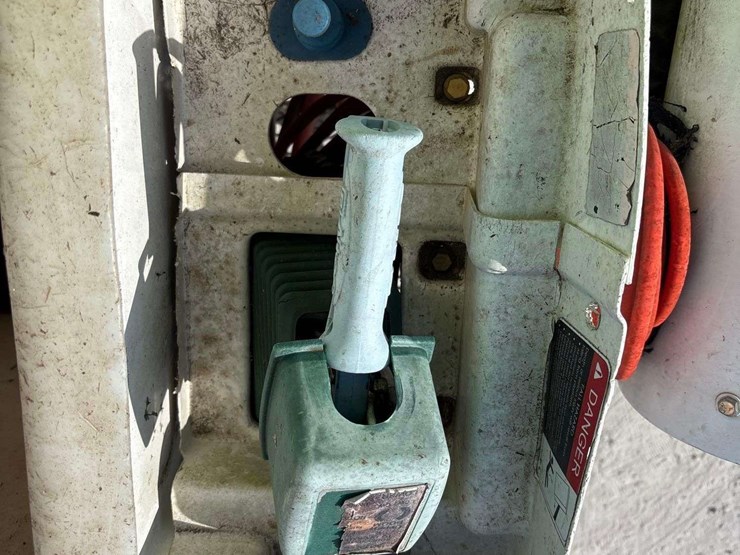 2012-freightliner-m2-106-image-26