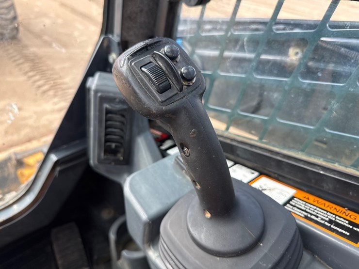 2017-deere-333g-image-32