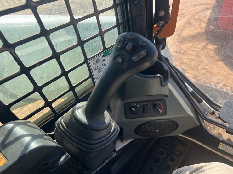 2021-bobcat-t870-image-26