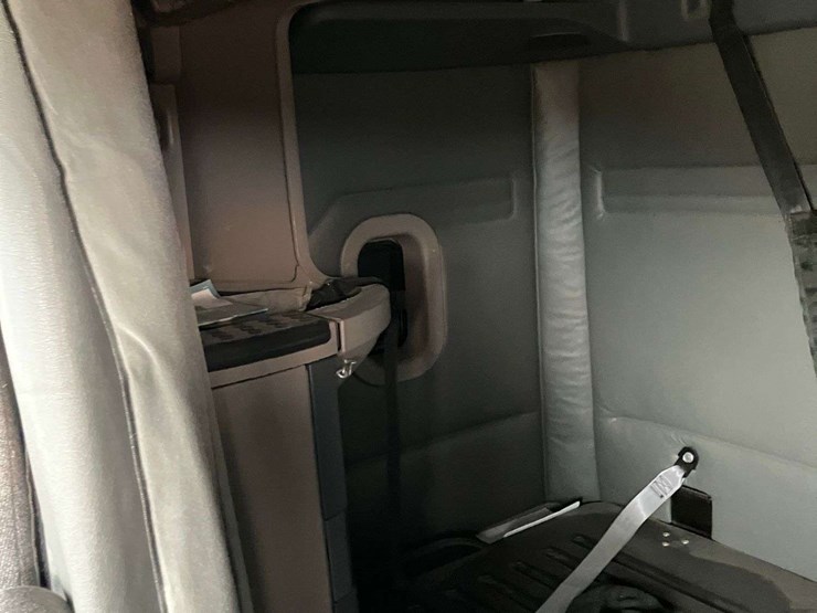 2013-freightliner-cascadia-image-37