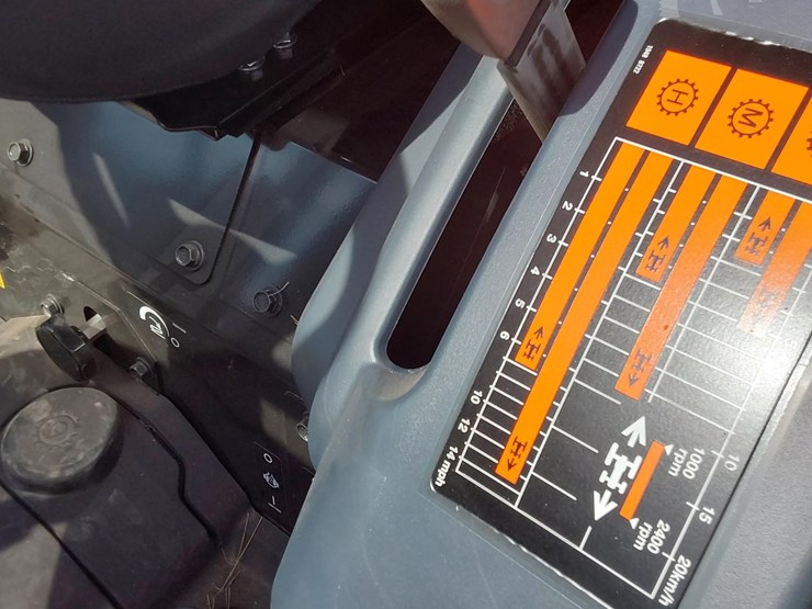 2023-mahindra-1635-hst-image-17