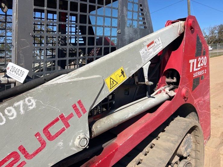 2012-takeuchi-tl230-image-17