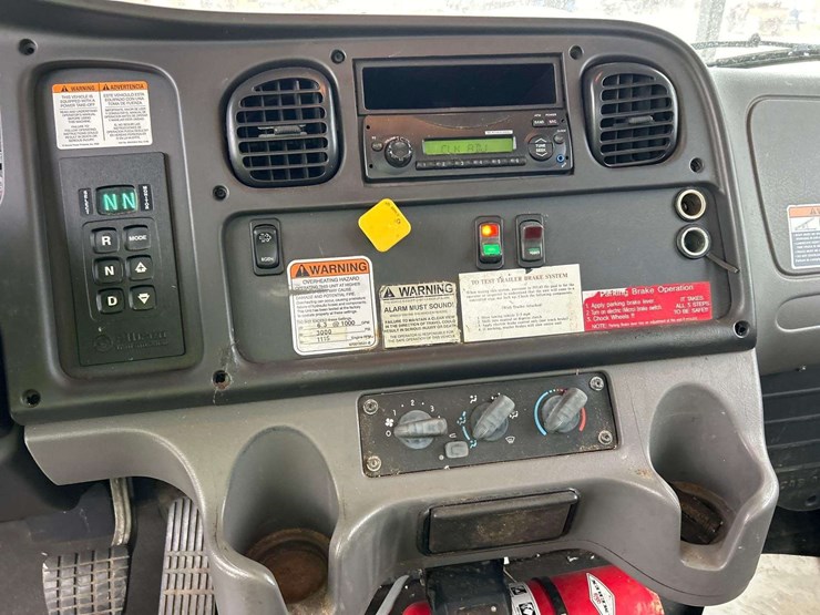 2015-freightliner-m2-106-image-15