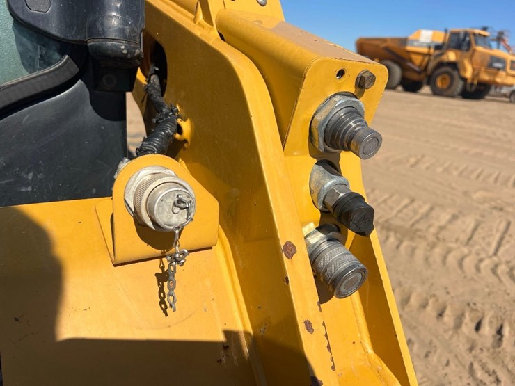 2020-caterpillar-259d3-image-11