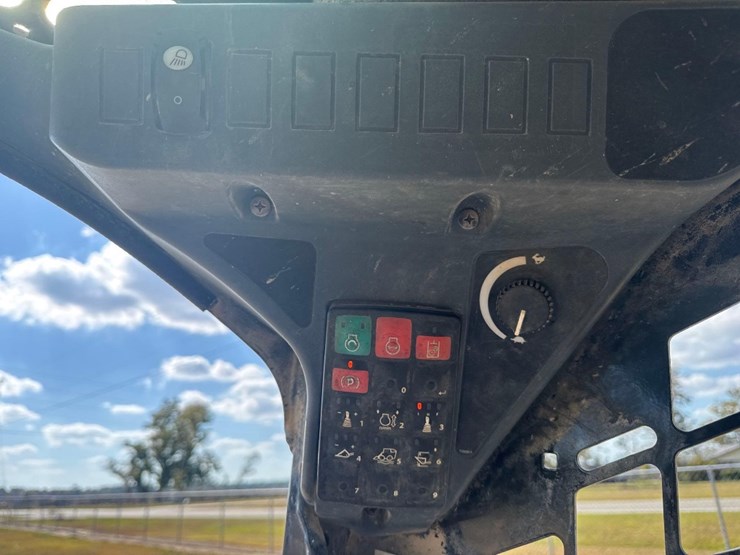 2021-deere-325g-image-26