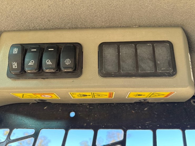 2023-caterpillar-259d3-image-29