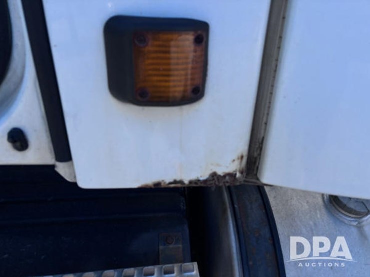 2003-volvo-10-image-86