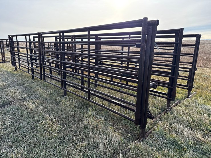 freestanding-panel-with-gates-image-2