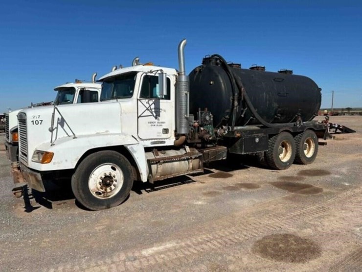 1996-freightliner-bobtail-water-truck-image-1