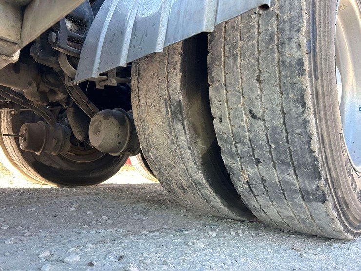 2016-peterbilt-579-image-45