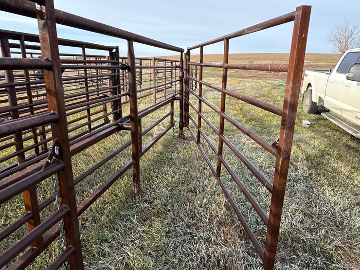 freestanding-panel-with-gates-image-3