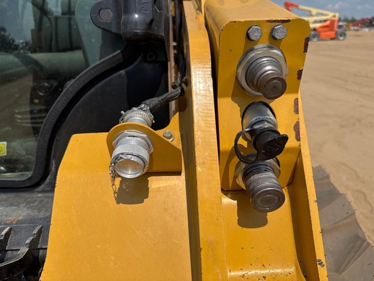 2024-caterpillar-242d3-image-18