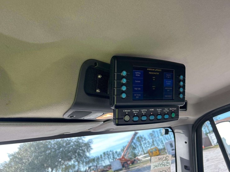 2014-freightliner-m2-106-image-17