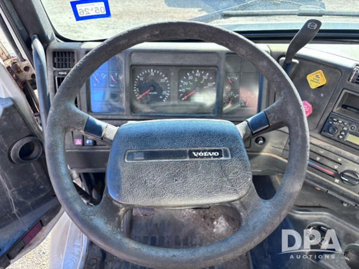 2003-volvo-10-image-101