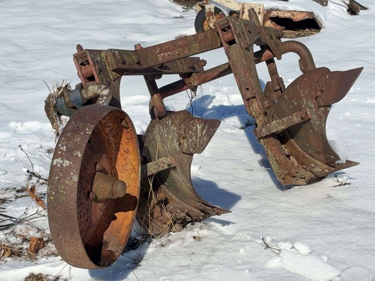 international-fast-hitch-2-bottom-plow-image-2