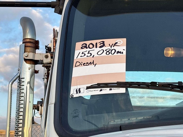 2013-freightliner-m2-106-image-47