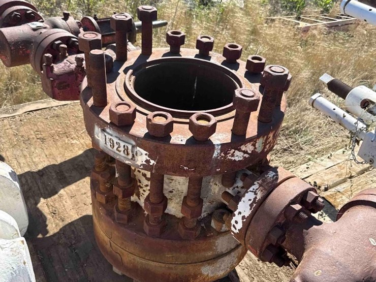 13-5/8-spool,-studded-with-4-valves-image-6