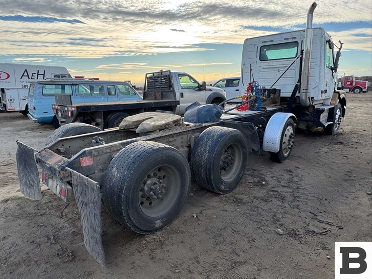 2009-volvo-tractor-truck---caution---kennewick,-wa-image-5