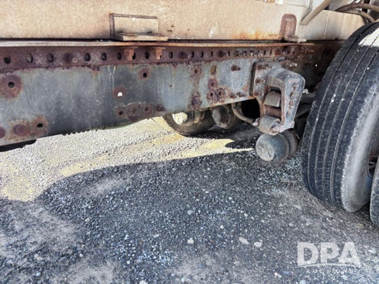 2003-volvo-10-image-33