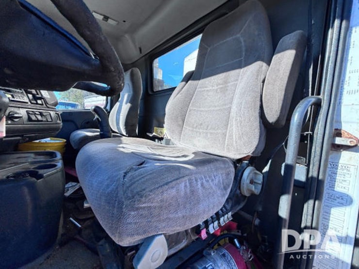 2003-volvo-10-image-91