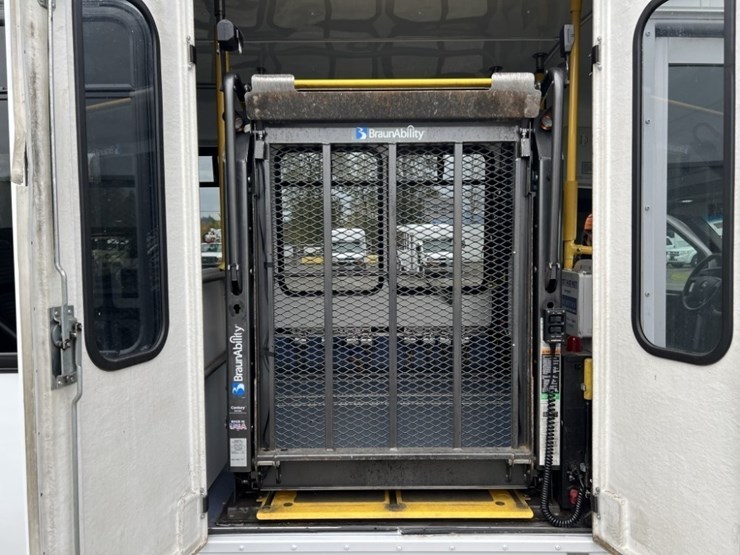 2016-chevrolet-express-paratransit-bus-image-16