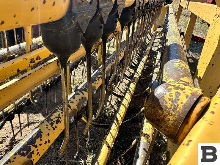 new-holland-216-image-41