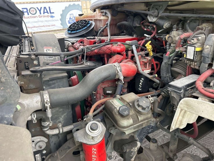 2015-freightliner-m2-106-image-7