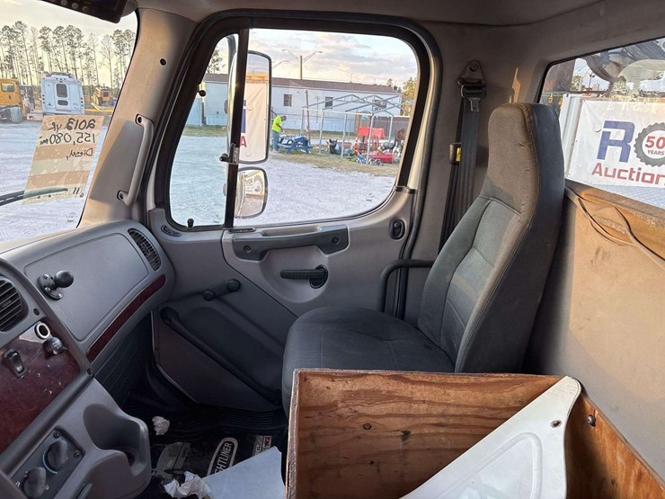 2013-freightliner-m2-106-image-42