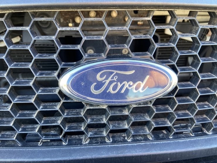 2011-ford-crown-victoria-sedan-image-21