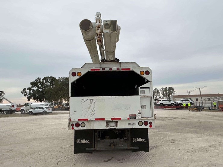 2015-freightliner-m2-106-image-28