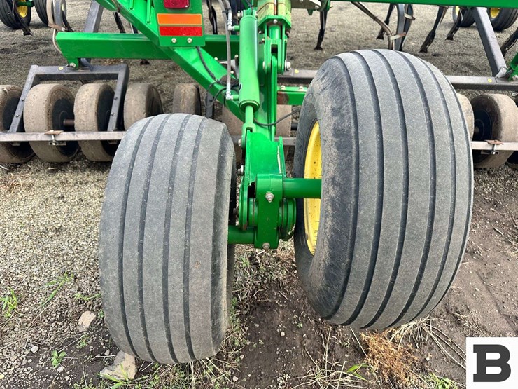 john-deere-1830-image-21