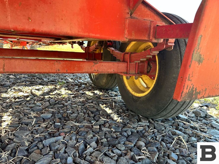 new-holland-1032-image-28