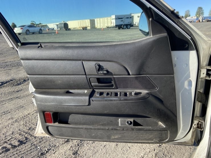 2011-ford-crown-victoria-sedan-image-14