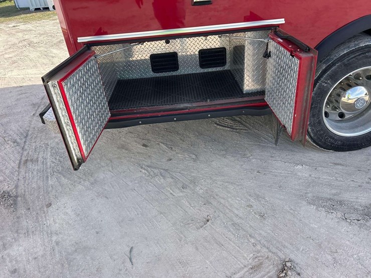 2014-freightliner-m2-106-image-24