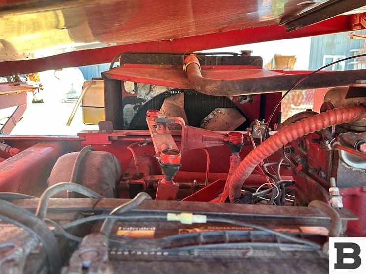 new-holland-1068-image-40