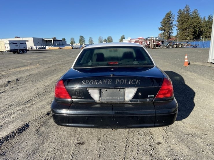 2011-ford-crown-victoria-sedan-image-4