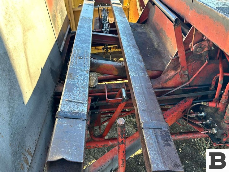 1972-new-holland-1048-image-8