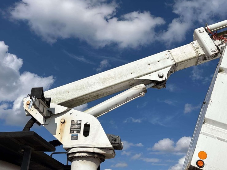 2012-freightliner-m2-106-image-14