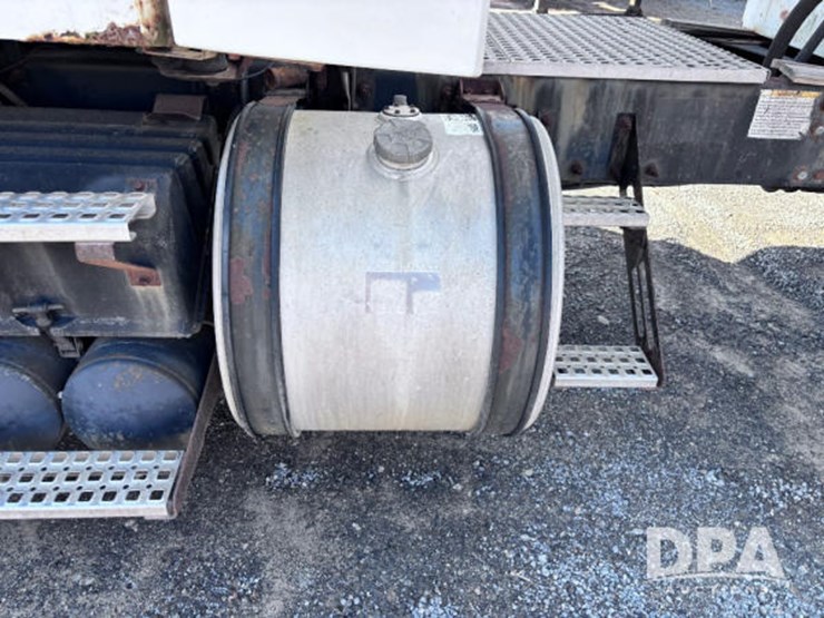 2003-volvo-10-image-24