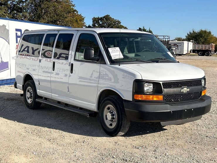 2016-chevrolet-express-2500-passenger-van-image-2