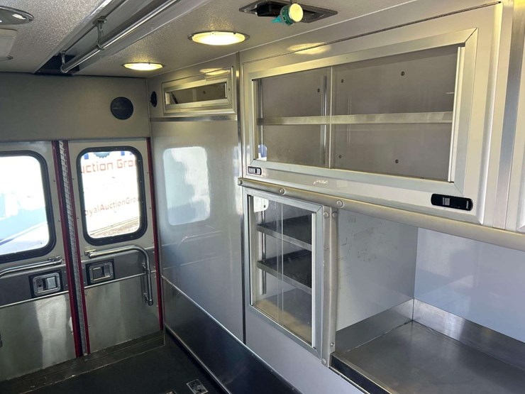 2014-freightliner-m2-106-image-26