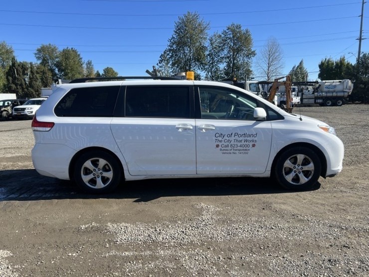 2014-toyota-sienna-le-image-3