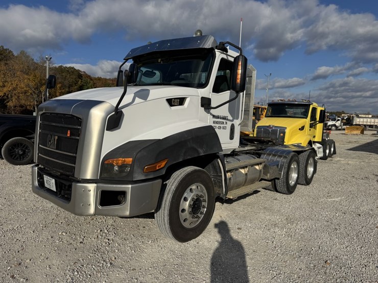 #4660-•-2013-cat-day-cab-truck-image-1