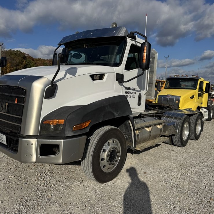 #4660 • 2013 CAT Day Cab Truck