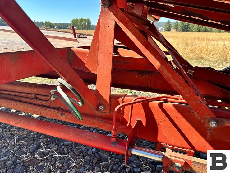 new-holland-1032-image-22