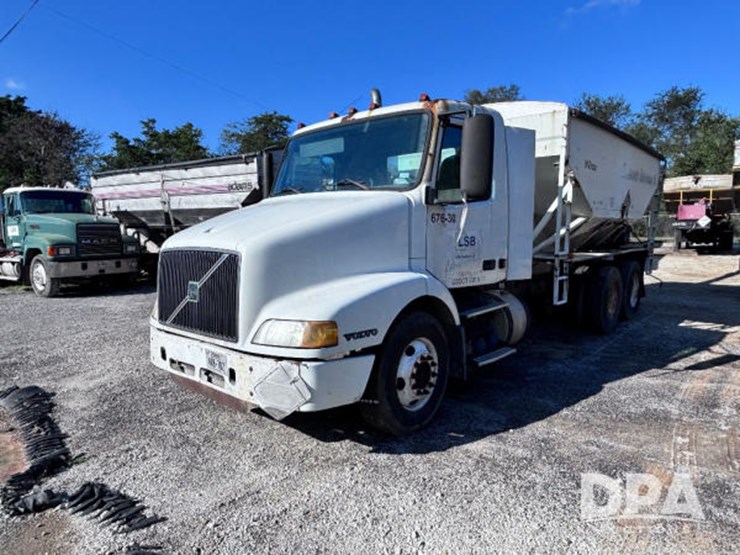 2003-volvo-10-image-2